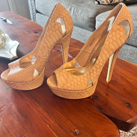 SOLD! Bebe heels! - Picture 2 of 4